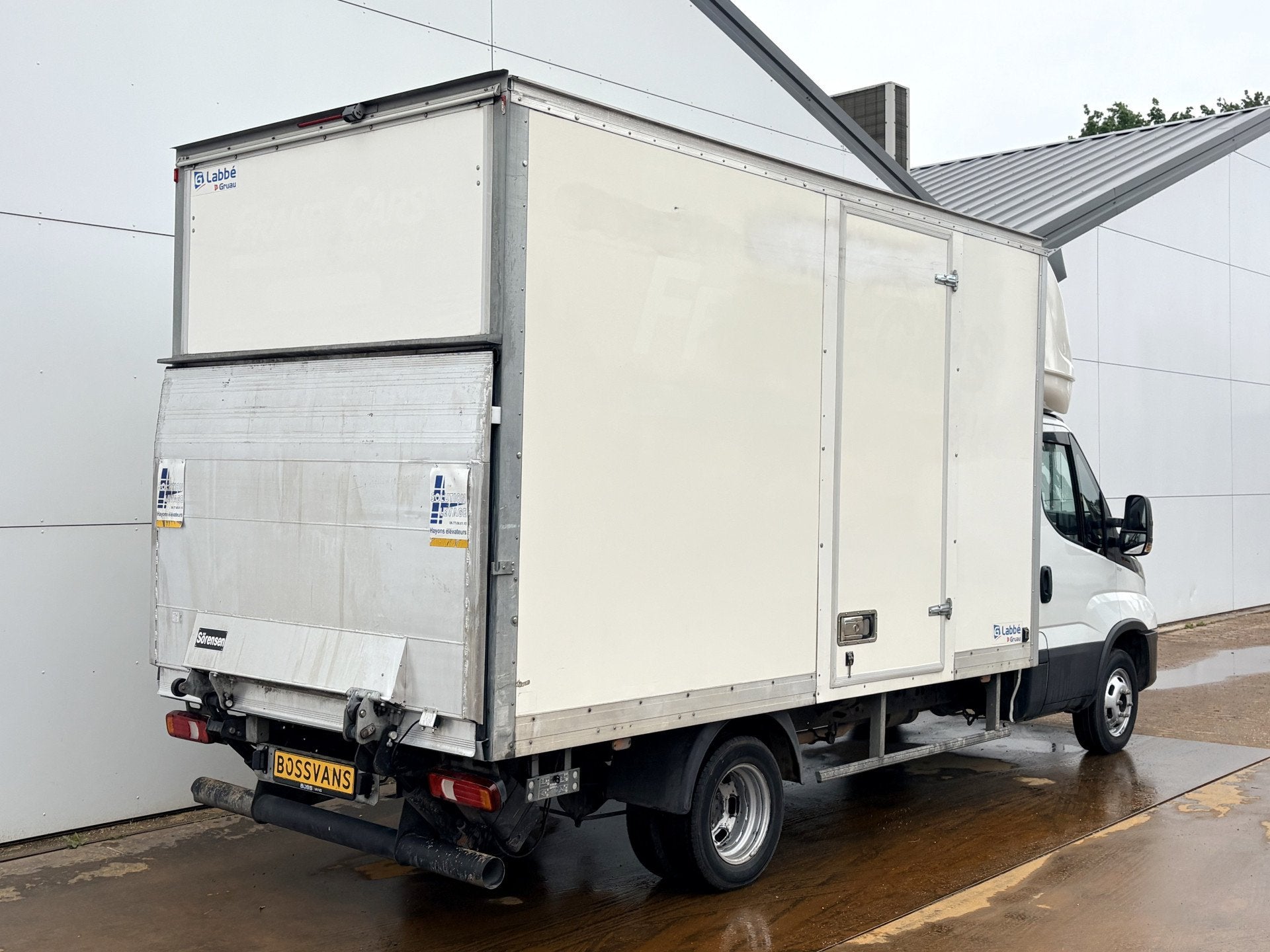 Iveco Daily 35C16 3.0 160PK Laadklep Zijdeur Camera Climate, Auto's, Gebruikt, Zwart, 4 cilinders, Iveco