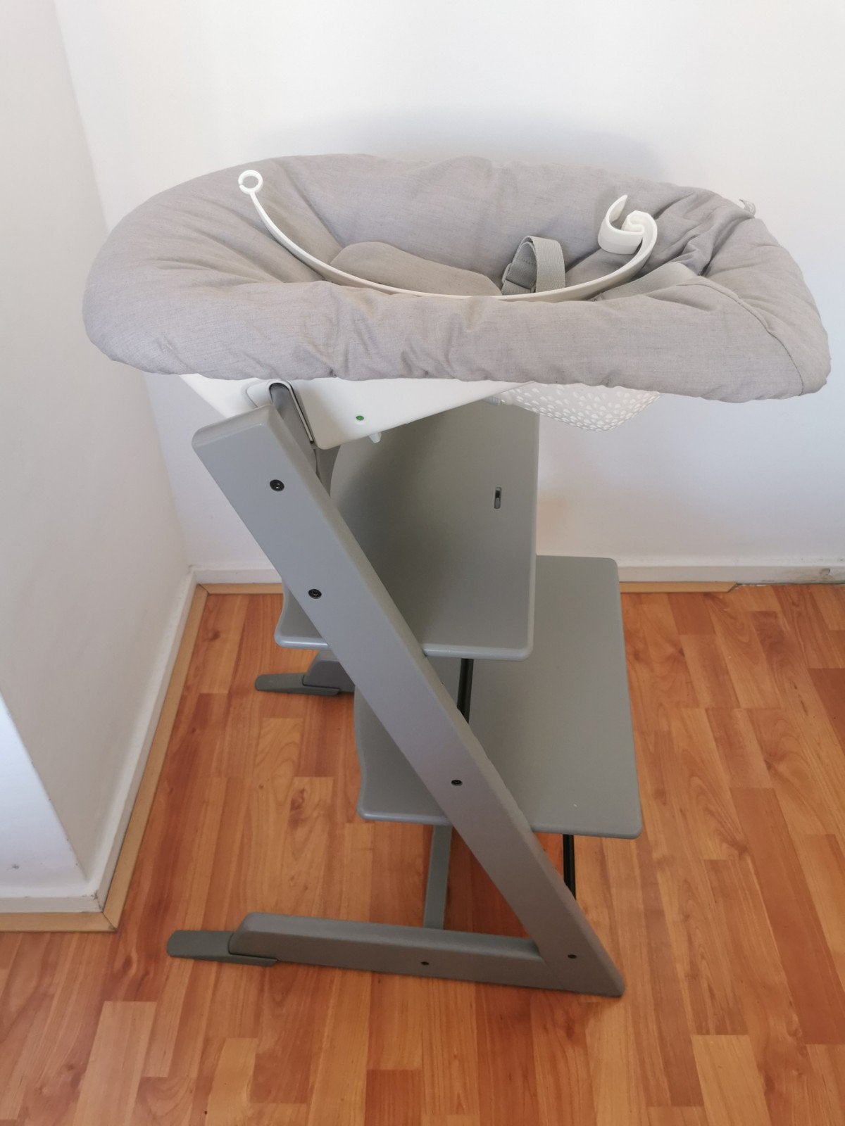 COMPLETE Stokke Tripp Trapp Kinderstoel Storm Grey triptrap, Kinderen en Baby's, Kinderstoelen, Ophalen, Zo goed als nieuw, Meegroeistoel
