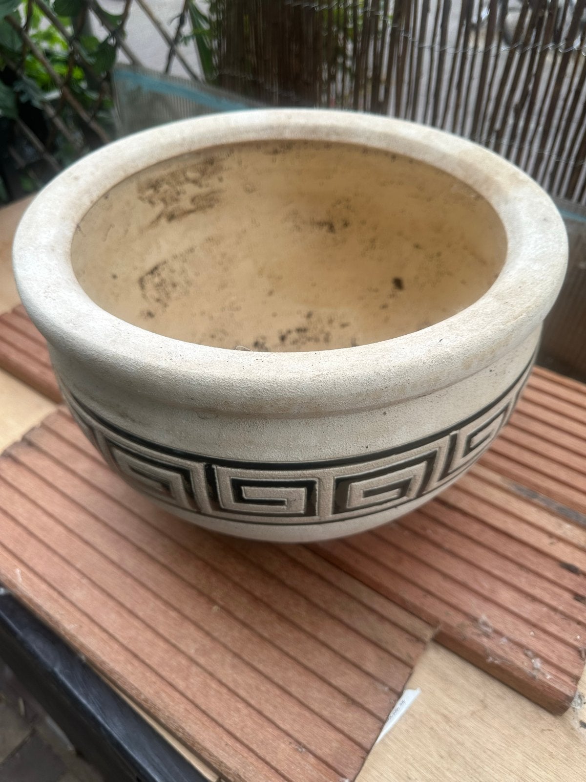 Mooie gebruikte bloempot met Grieks patroon, Gebruikt, Rond, Binnen, Minder dan 40 cm