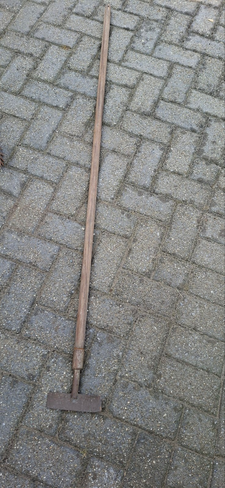 Oude handwieder / schoffel met houten steel, Ophalen