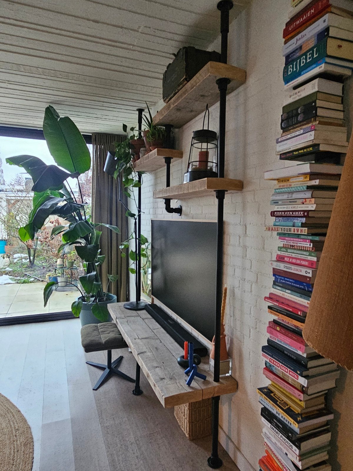 Handgemaakt wandmeubel / tv-kast van steigerhout en buis, Ophalen, Zo goed als nieuw, 25 tot 50 cm, 200 cm of meer