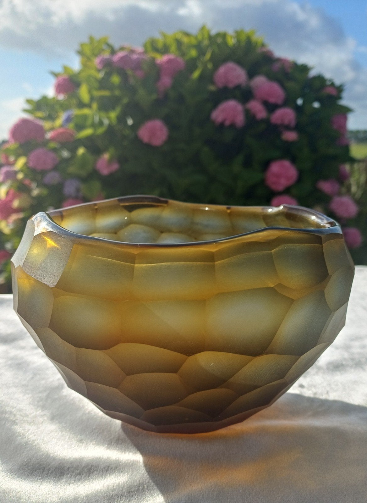 Decoratieve Amberkleurig Facetgeslepen Glazen Schaal € 20, Ophalen, Gebruikt, Rond, Glas