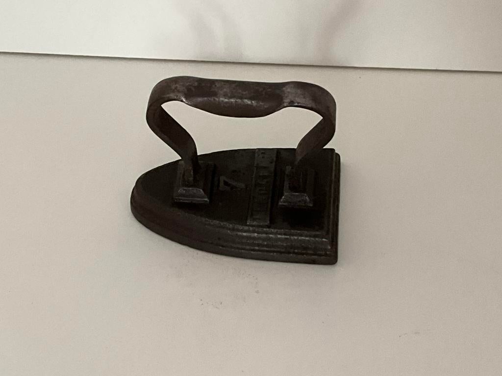 Driehoekvormige antieke strijkbout nr 7, Antiek en Kunst, Antiek | Gereedschap en Instrumenten, Ophalen