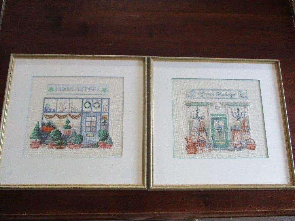 2 Borduurwerken. ,,winkeltje grenen/buxus. ingelijst, Ophalen of Verzenden, Gebruikt, Achter glas, Overige typen