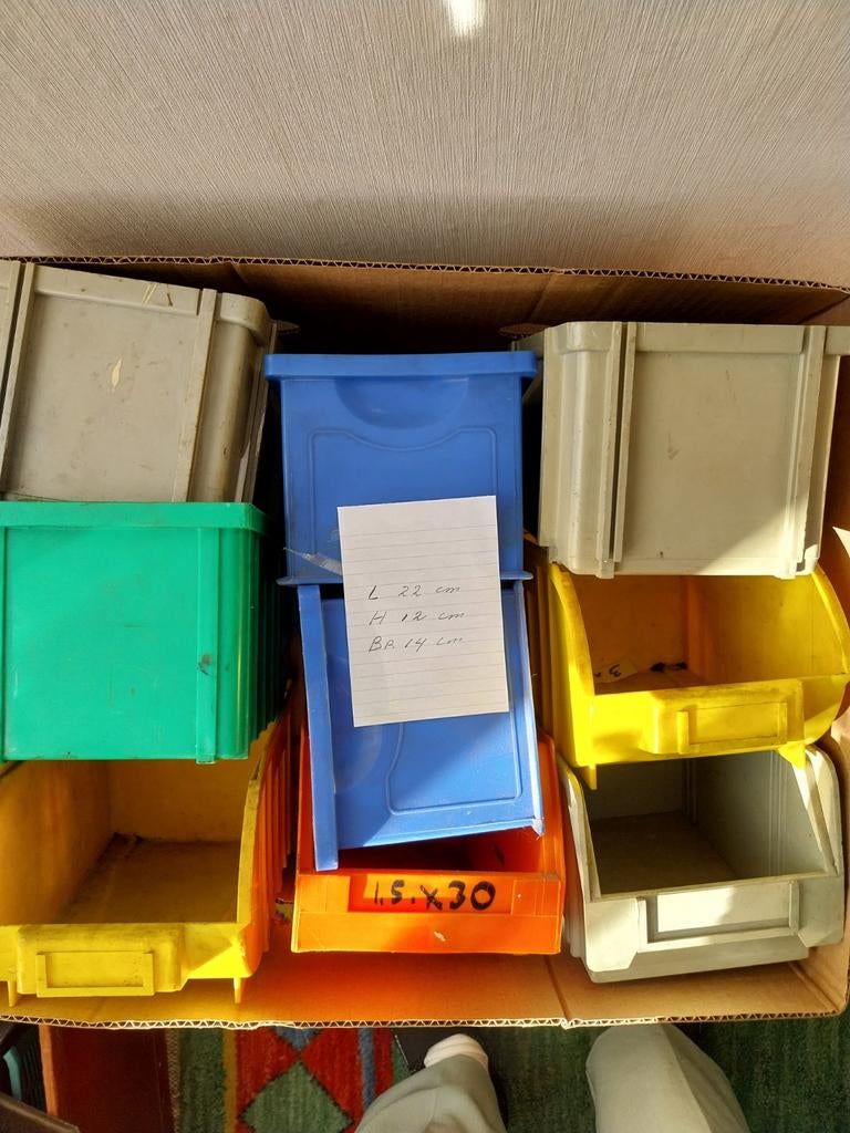 19 gebruikte stapelbare bakjes - diverse kleuren, Doe-het-zelf en Verbouw, Kratten en Dozen, Gebruikt, Minder dan 50 cm, Ophalen of Verzenden