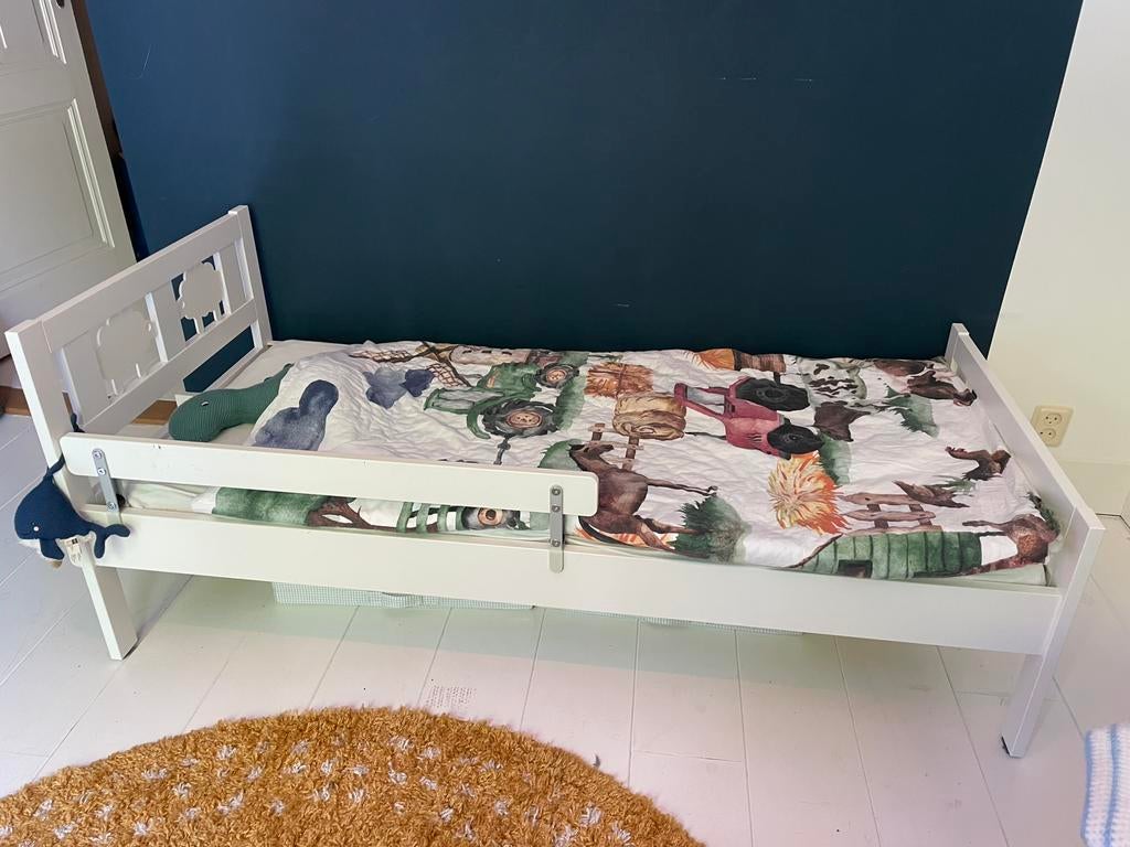 Peuterbed Ikea + matras, deken en beddengoed, Kinderen en Baby's, Kinderkamer | Bedden, Zo goed als nieuw, 140 tot 160 cm, 70 tot 85 cm