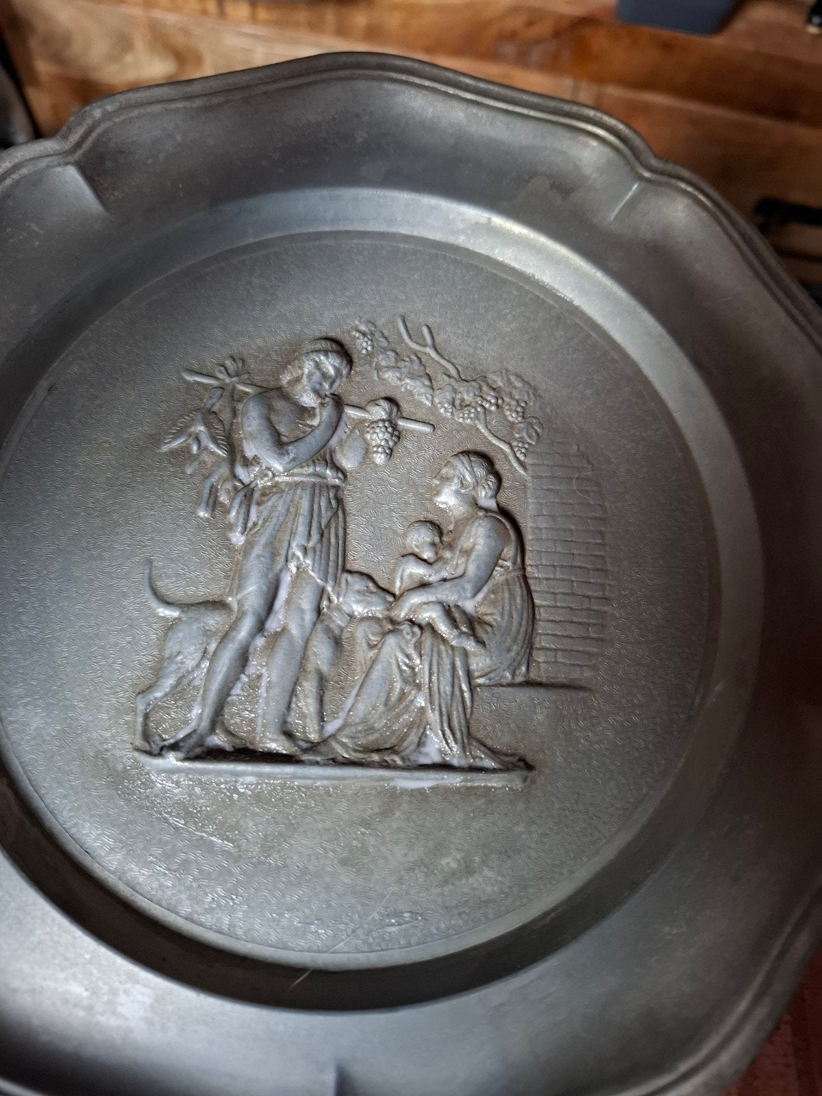 Antieke tinnen schaal met reliëfdecoratie, Ophalen of Verzenden