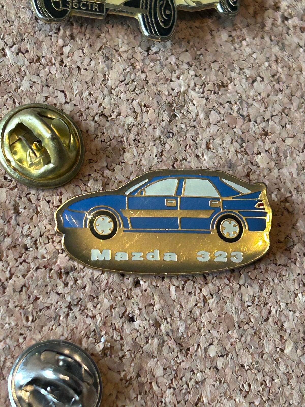 Mazda 323 Auto Pin Badge - Vintage Collectible, Ophalen of Verzenden, Zo goed als nieuw, Transport, Speldje of Pin
