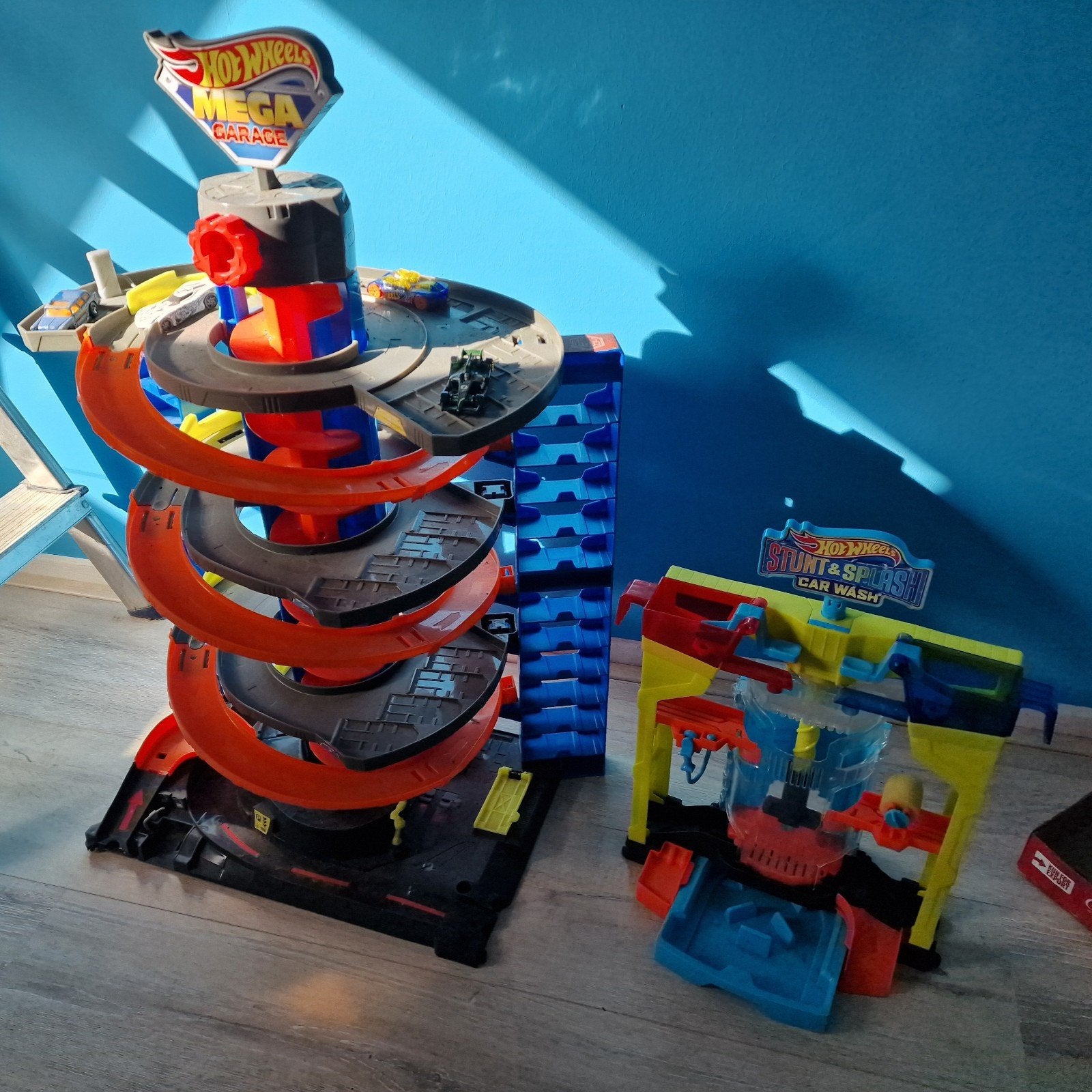 Hot Wheels Mega Garage & Stunt & Splash Car Wash met auto's, Ophalen of Verzenden, Gebruikt
