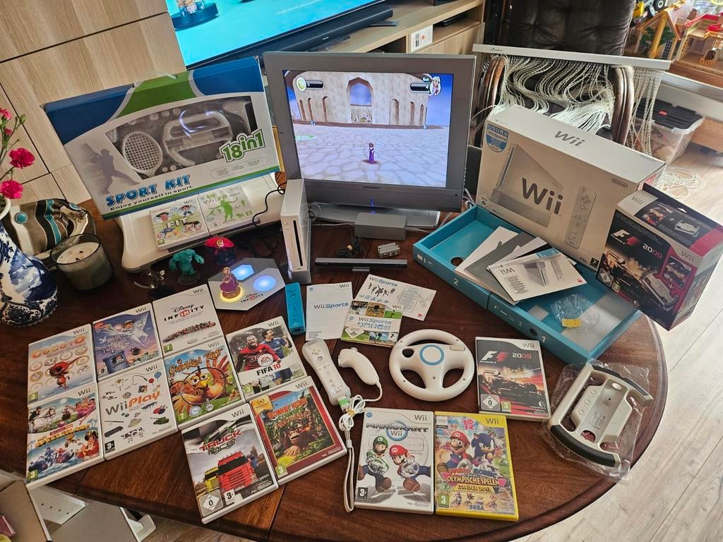 Wii Sports editie (CIB) met leuke extra's en 15 spellen., Ophalen of Verzenden, Zo goed als nieuw, Met 2 controllers, Met stuurtje
