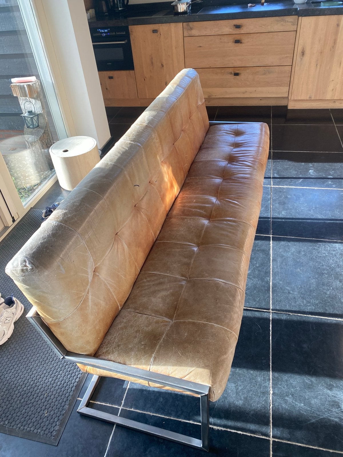 Leren eetkamerbank met metalen onderstel, Huis en Inrichting, Stoelen, Gebruikt, Leer, Ophalen of Verzenden, Drie