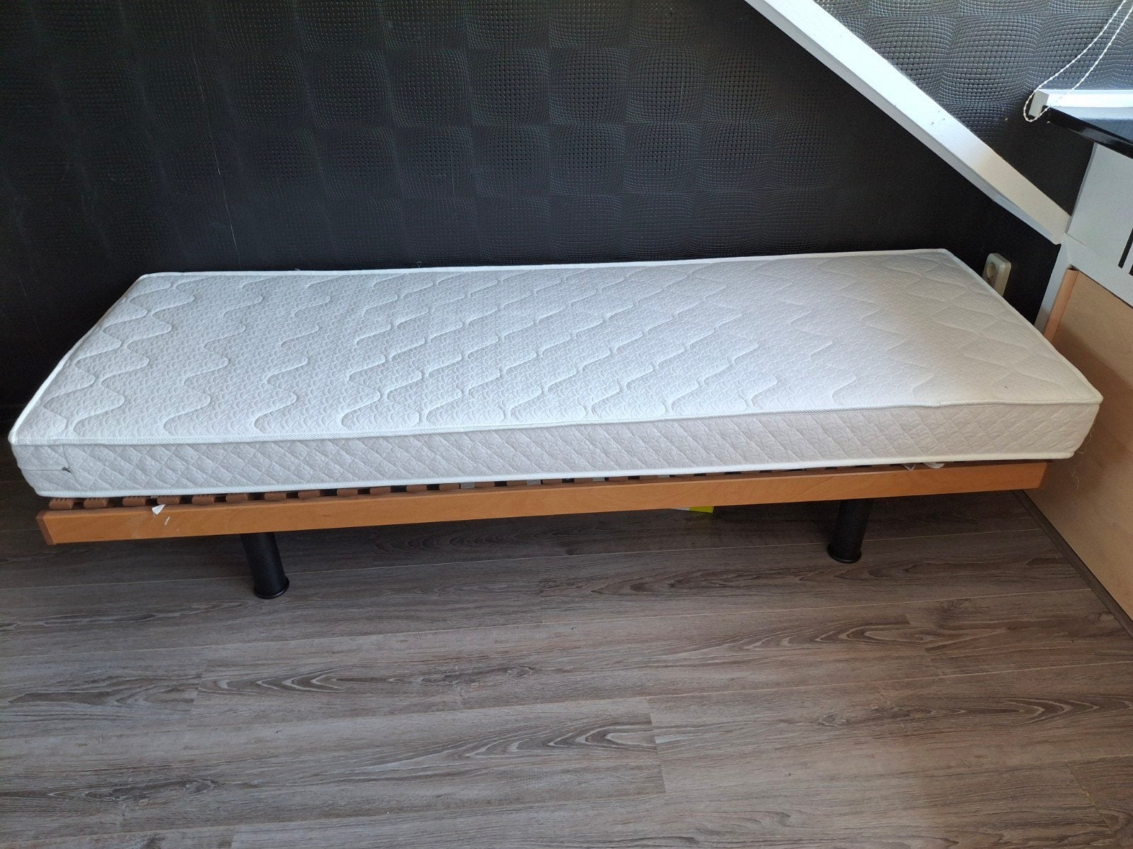 Eenpersoonsbed met lattenbodem en matras, Ophalen, Gebruikt, 200 cm, Hout