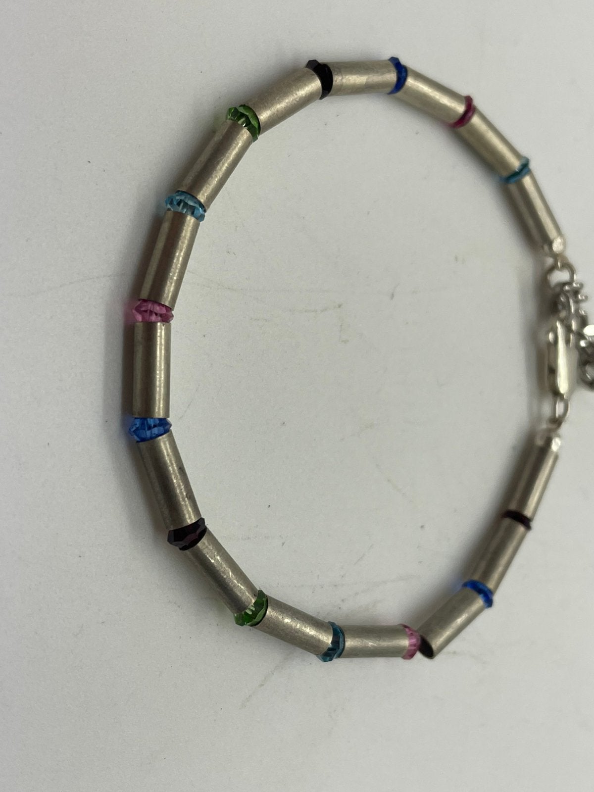 F964 Prachtige zilveren staafjes armband met gekleurde delen, Ophalen of Verzenden, Zilver, Armband