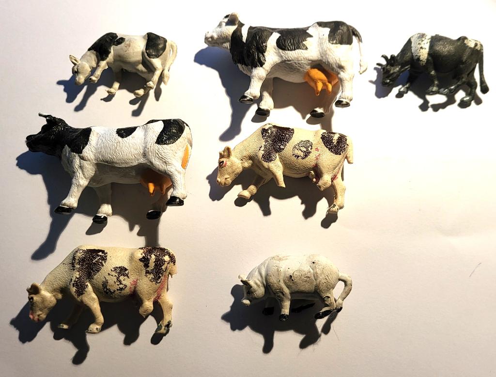 Boerderijdieren. Koeien. Kleine dieren En nog mini Beeldjes, Ophalen of Verzenden, Zo goed als nieuw, Dier