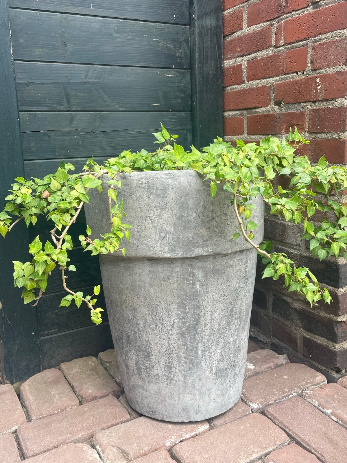 Grote betonnen plantenpot voor buiten, Tuin en Terras, Bloempotten, Rond, Zo goed als nieuw, Balkon, Beton
