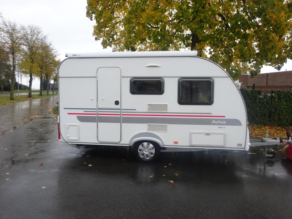 Adria Aviva 390 Met Vaste Luifel, Caravans en Kamperen, Caravans, Standaardzit, Luifel, Bedrijf, 750 - 1000 kg