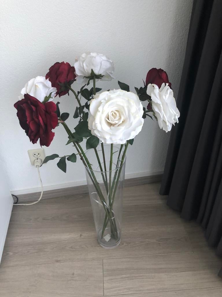 Prachtige kunstbloemen: witte en rode rozen in vaas, Binnen, Textiel, Ophalen of Verzenden, Zo goed als nieuw