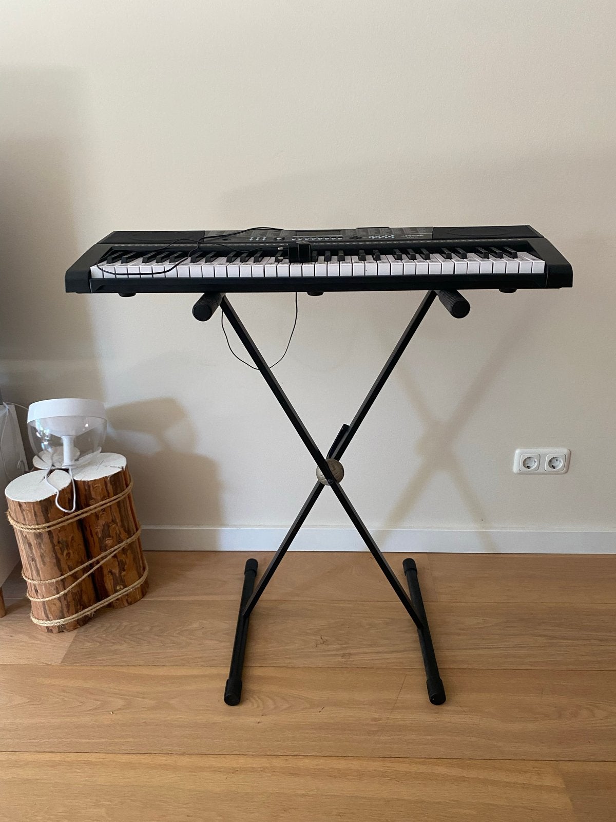 Max KB2 Keyboard met standaard - Zo goed als nieuw, 61 toetsen, Zo goed als nieuw, Met standaard, Ophalen