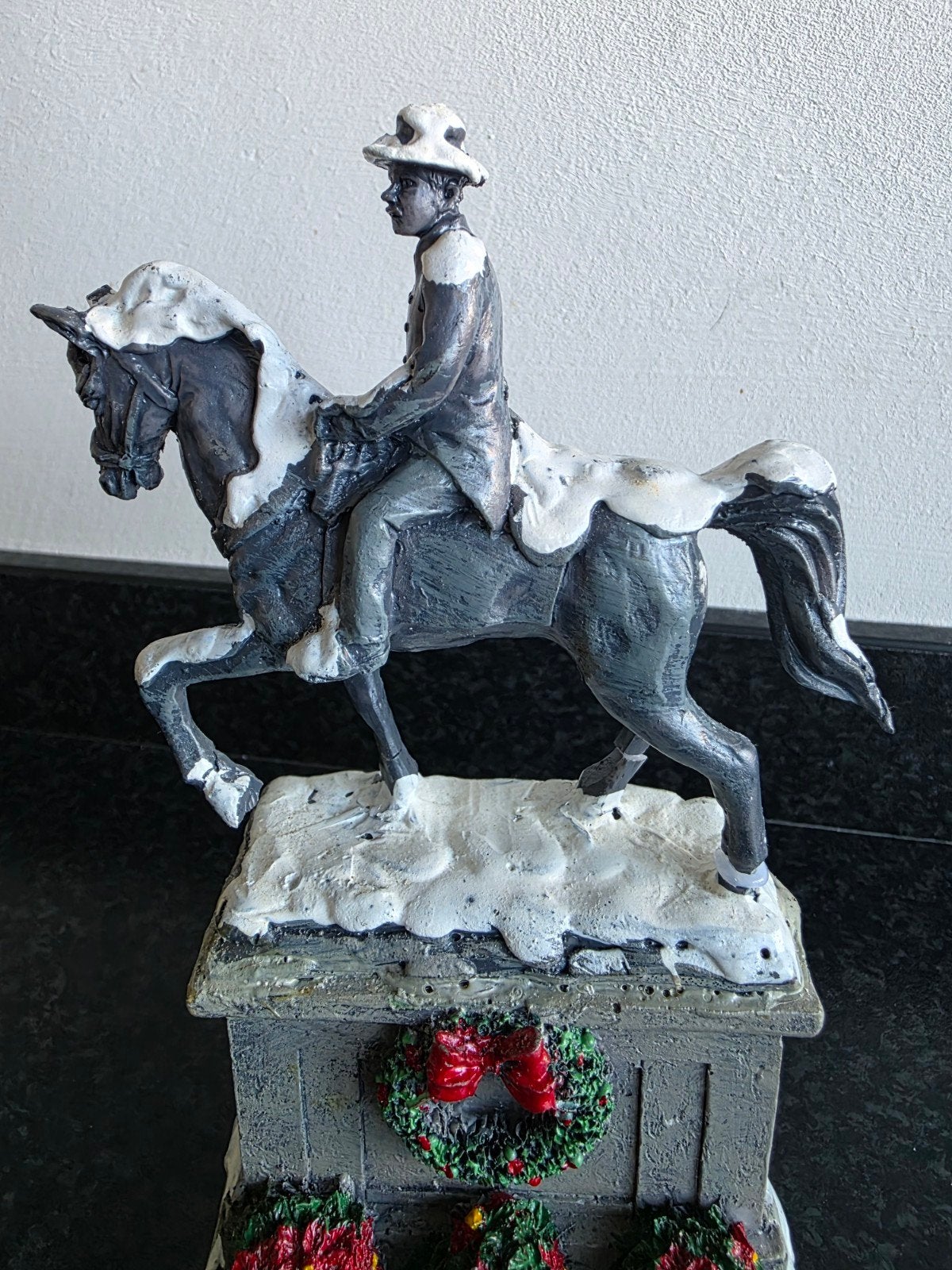 Defect Lemax Retired Snowy Monument statig Paard standbeeld, Ophalen, Gebruikt