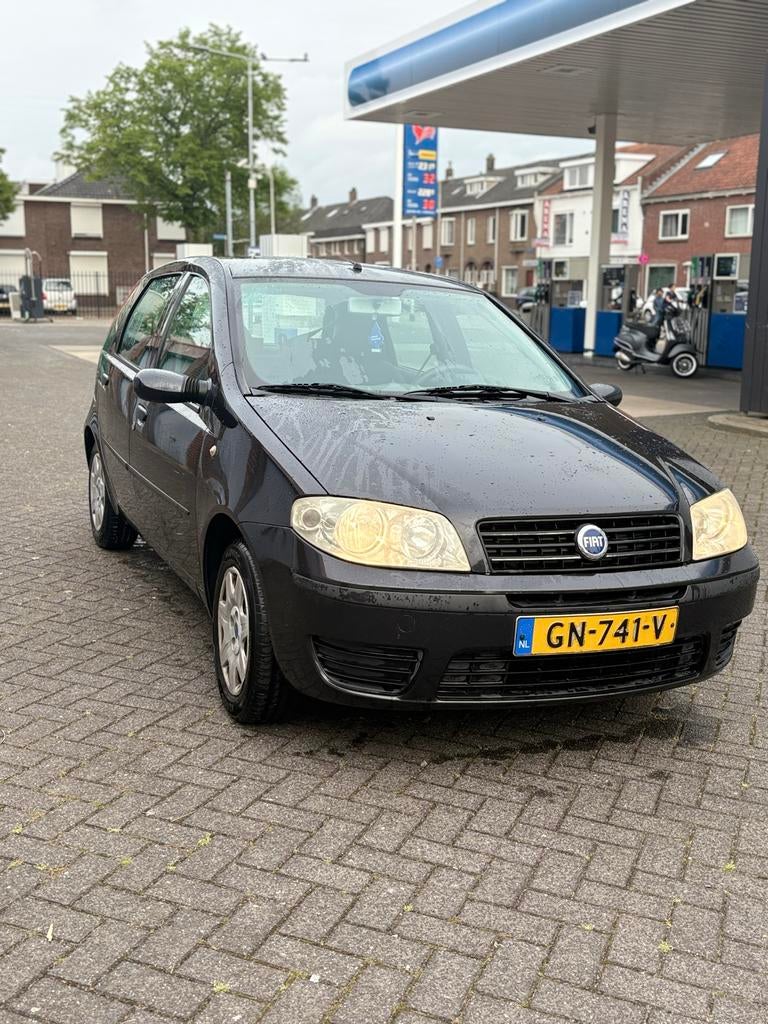 Fiat Punto 1.2 Active Zwart ( 2004 ) AC❄️ (5 DEURS) (ZUINIG), Voorwielaandrijving, Stof, 850 kg, 400 kg