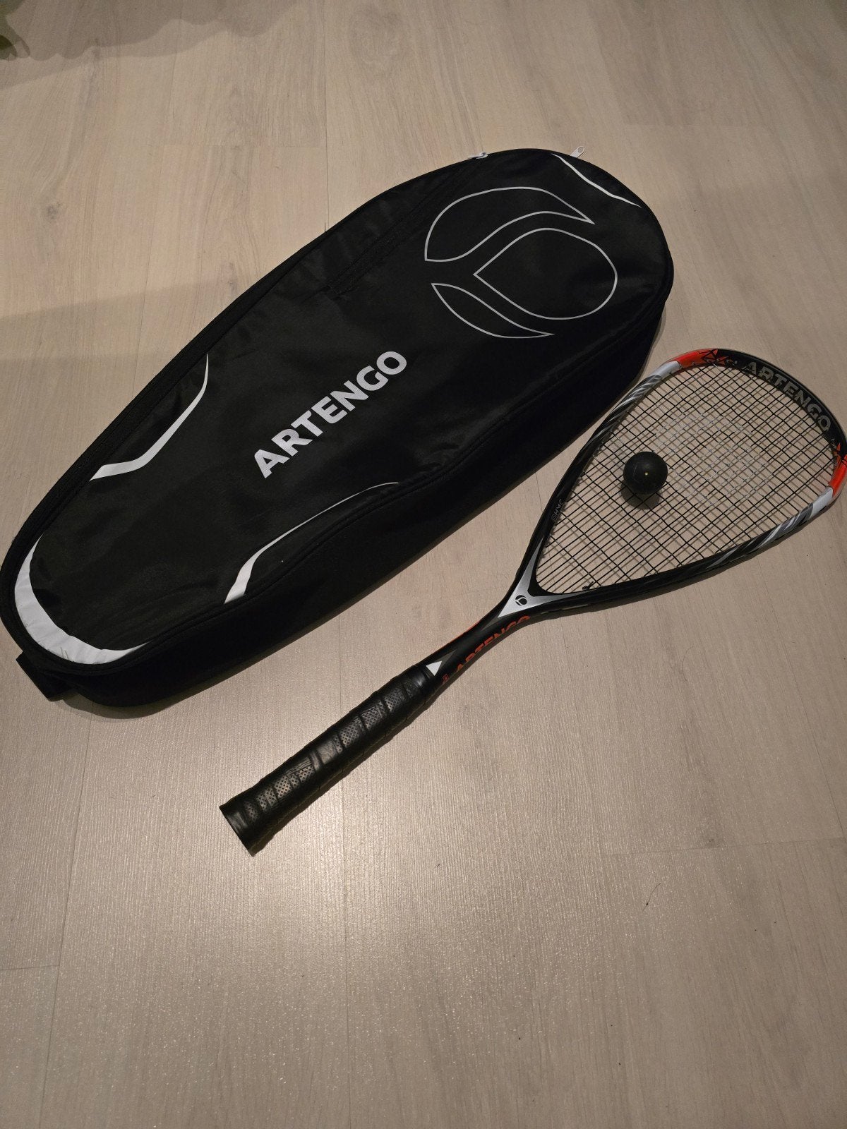 Artengo SR560 squash racket incl. rackettas en squashbal, Ophalen, Zo goed als nieuw, Racket, Met hoes