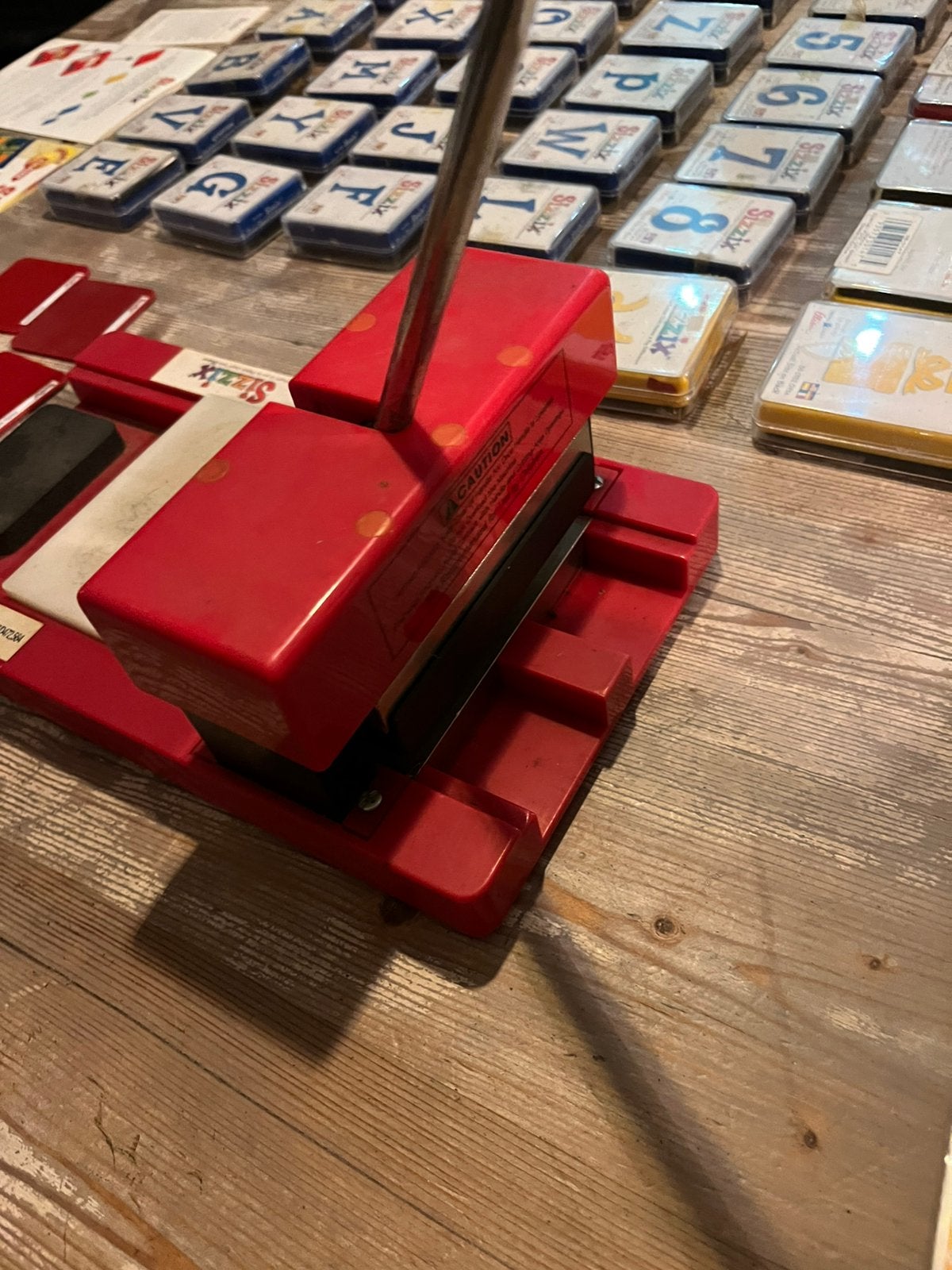Sizzix complete set – stansmachine + veel stansen, Ophalen of Verzenden, Zo goed als nieuw, Rood, Knutselmateriaal