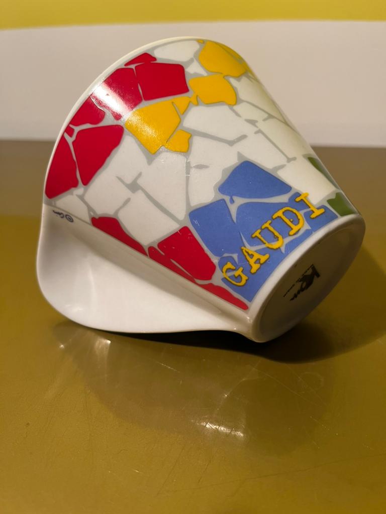 ANTONI GAUDI. —  KOPJE/BEKER. —. MOZAÏEK., Ophalen of Verzenden