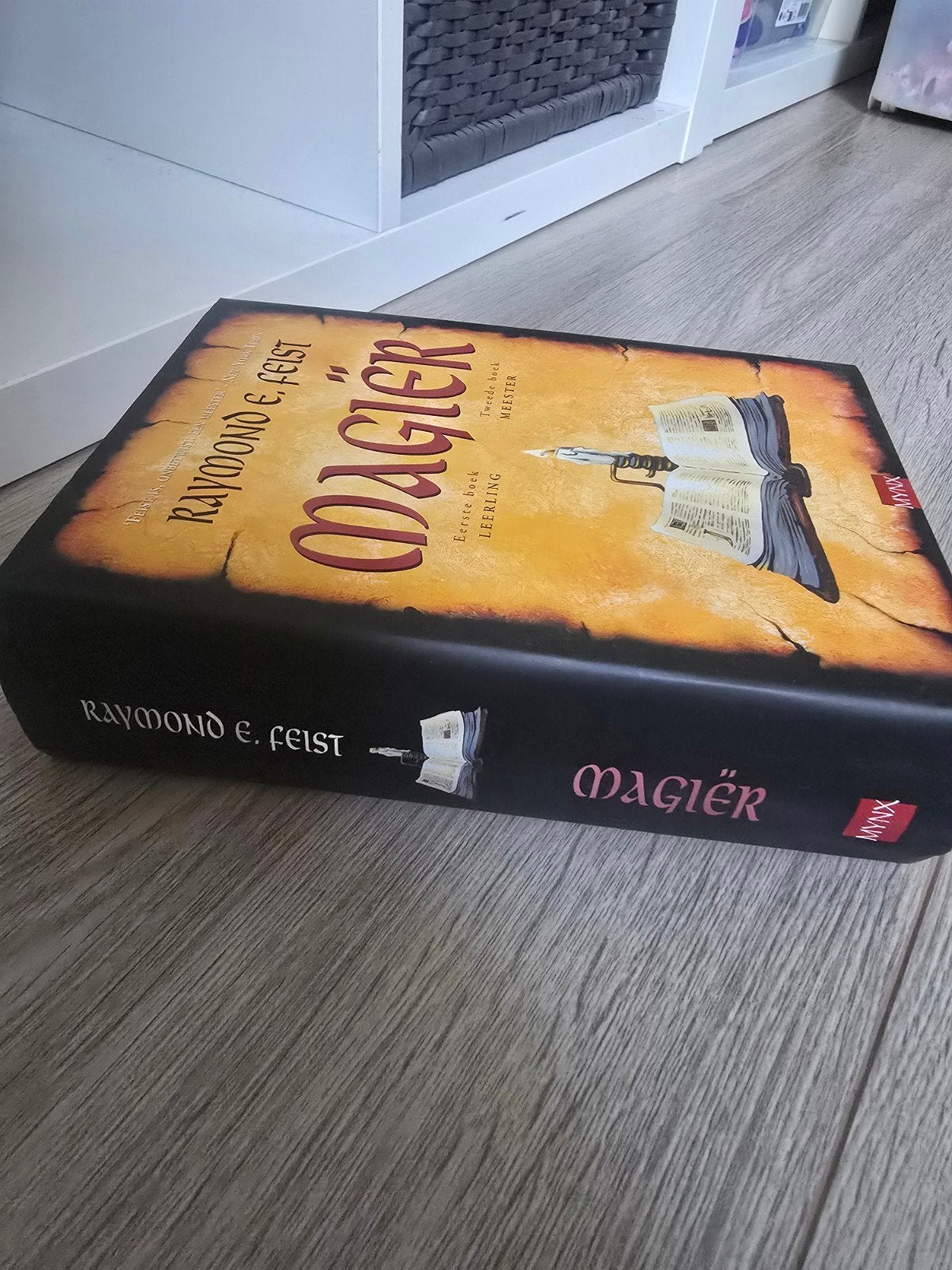 Magier: Leerling en Meester - Raymond E. Feist, Boeken, Ophalen of Verzenden, Gelezen, Raymond E. Feist