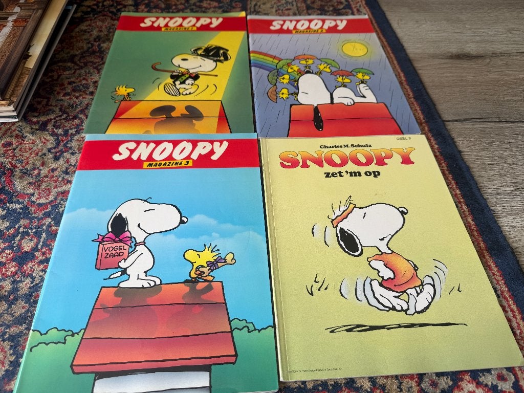 4x Snoopy boeken / magazines, Charles M. Schulz, Charles M. Schulz, Ophalen of Verzenden, Zo goed als nieuw, Meerdere stripboeken