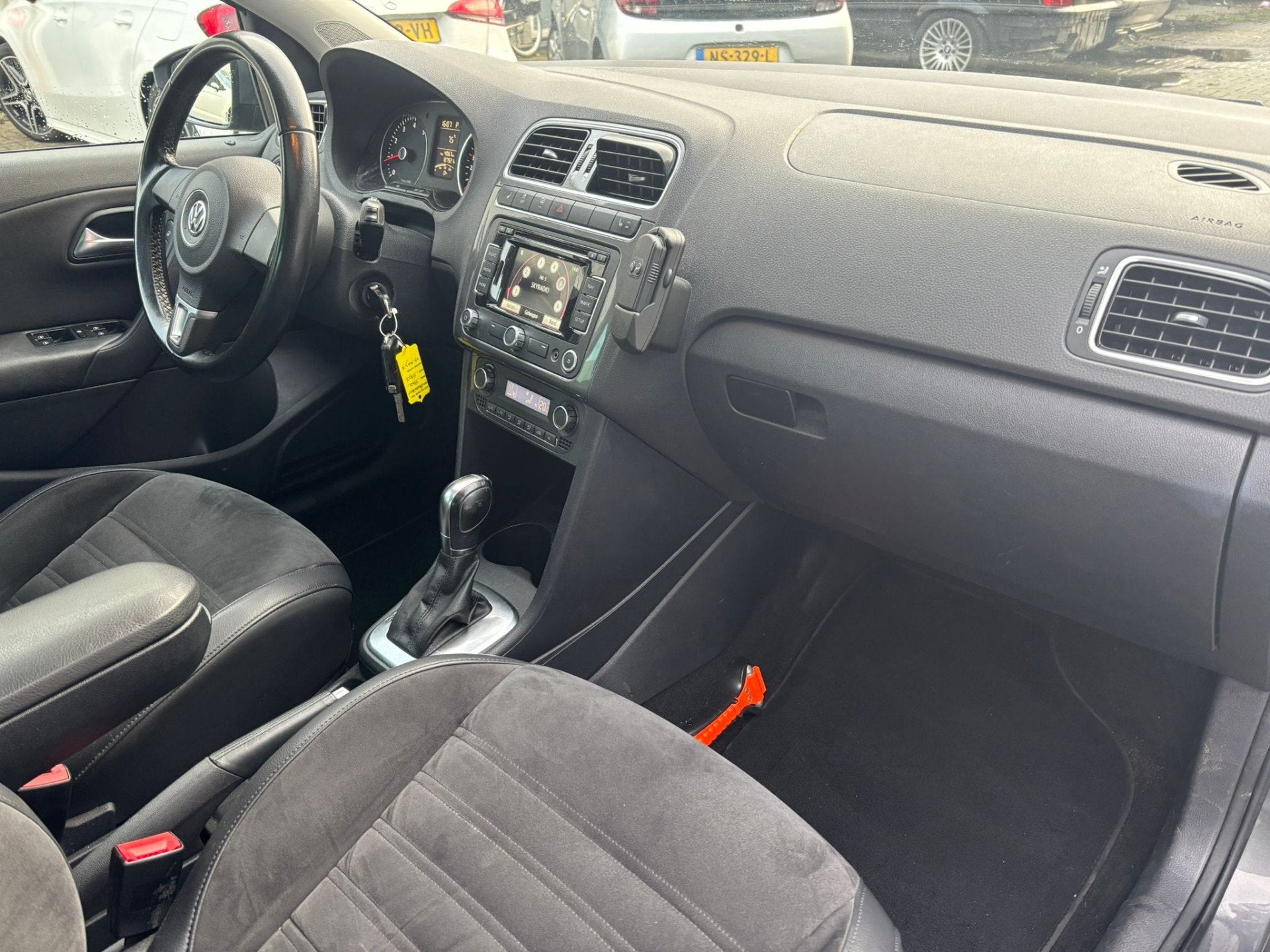 Volkswagen Polo 1.2 TSI Highline / SCHUIF DAK / LEER / STOEL, Auto's, Euro 5, Zwart, 4 cilinders, Met garantie (alle)