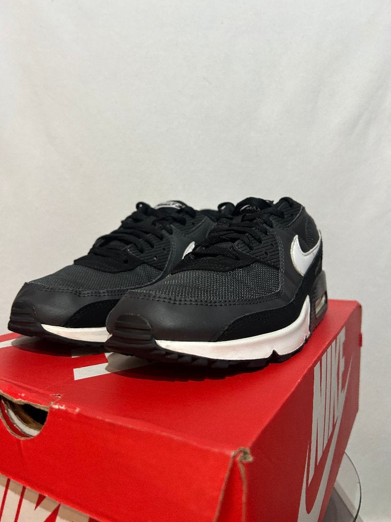 ALS NIEUW! Maat 44,5 - Nike Air Max 90 Iron Grey, Kleding | Heren, Schoenen, Overige kleuren, Verzenden, Nike, Sneakers of Gympen
