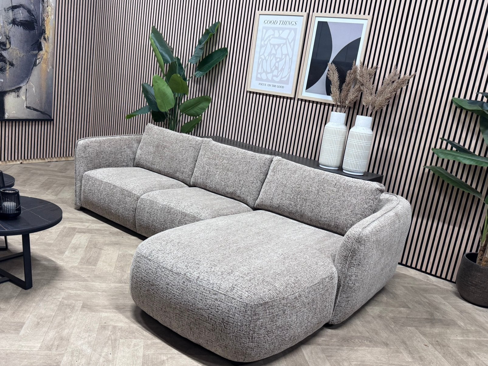 SHOWMODEL | Japandi Chenille Hoekbank - Taupe - 275 x 175, Huis en Inrichting, -, -, Hoekbank, Zo goed als nieuw
