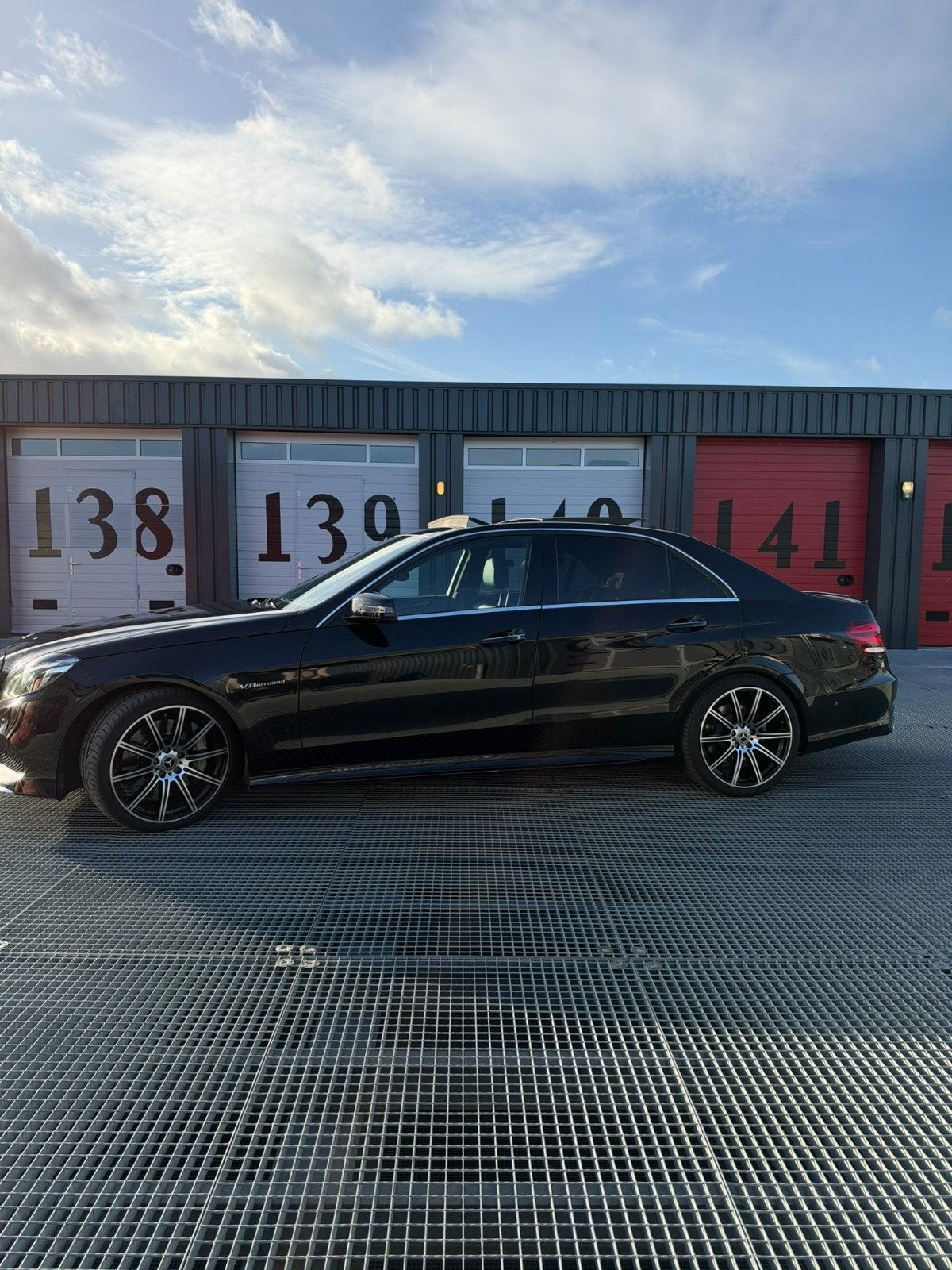 Mercedes-Benz E500 4.7 V8 Biturbo [Pano] E63 AMG uitgevoerd, Achterwielaandrijving, 4 stoelen, Zwart, Particulier