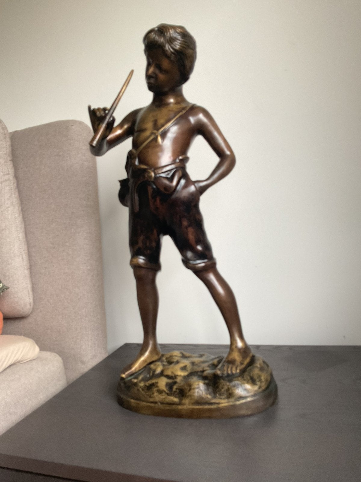 Groot antiek beeld fluitspelende jongen - gesigneerd Caudion, Art nouveau, Europa, Meerkleurig, Man