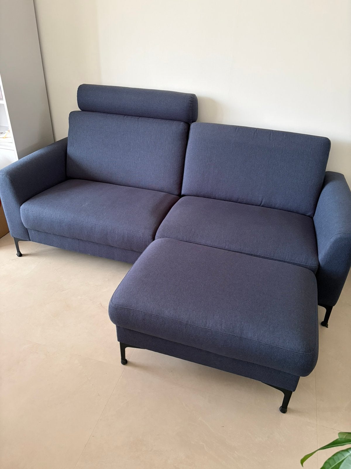 Comfortabele 3,5-zitsbank Dallas in blauwe stof (Goossens), Huis en Inrichting, Banken | Bankstellen, Zo goed als nieuw, Rechte bank