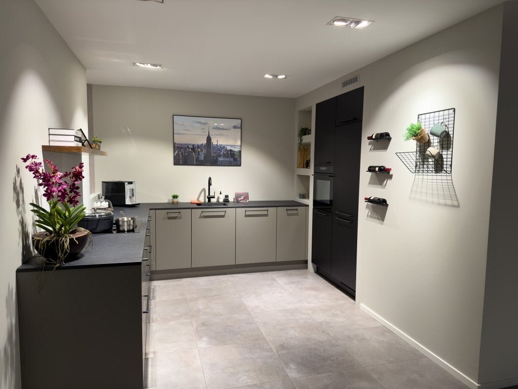 Moderne U-keuken – Showroommodel - met AEG inbouwapparatuur, Huis en Inrichting, Keuken | Complete keukens, Ophalen, Overige kleuren