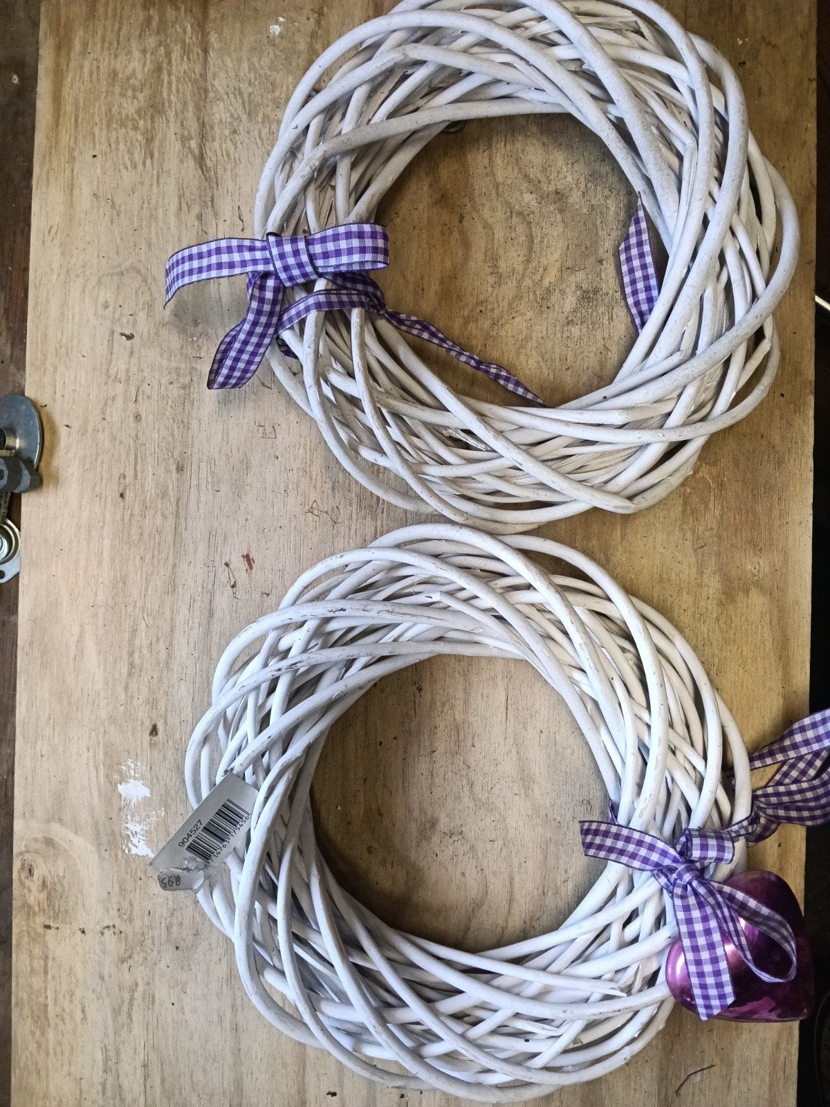 Set van 2 Witte Rotan Kransen met Paarse Lintjes, Ophalen of Verzenden, Zo goed als nieuw, Krans, Rotan