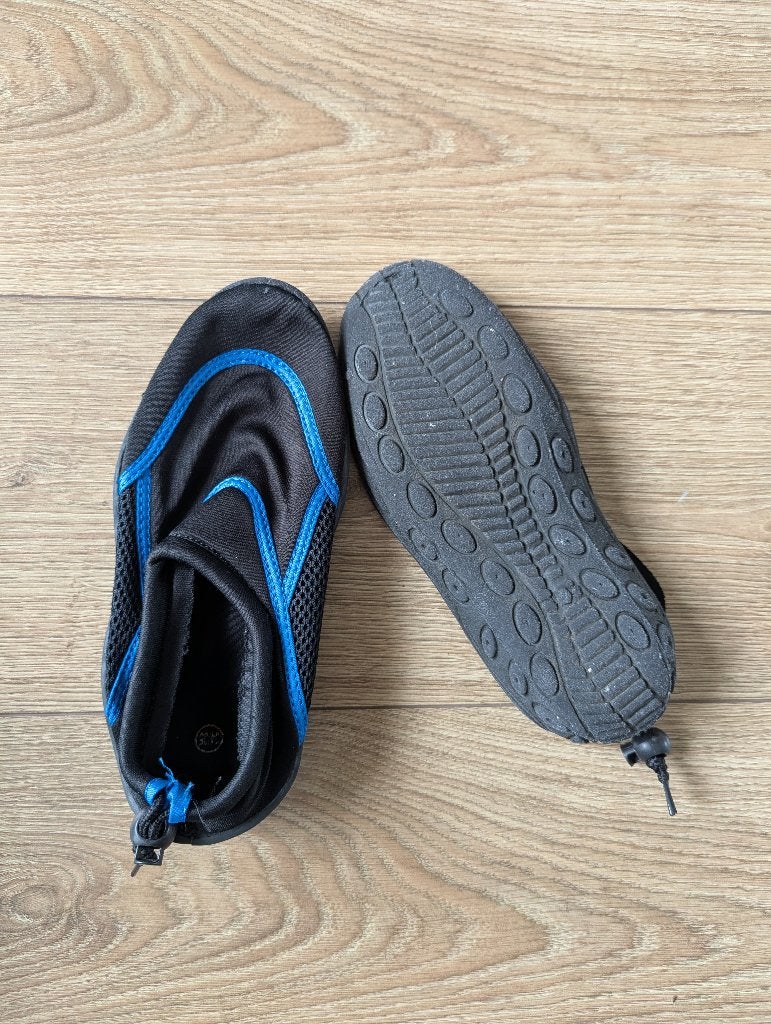 Zwart/blauwe surfschoenen waterschoenen, maat 34/35, Kinderen en Baby's, Kinderkleding | Schoenen en Sokken, Ophalen, Gebruikt