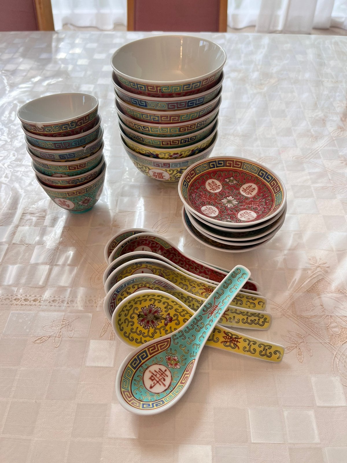 Chinees porseleinen servies - kleurrijk traditioneel decor, Huis en Inrichting, Ophalen, Porselein, Overige stijlen, Kom(men)