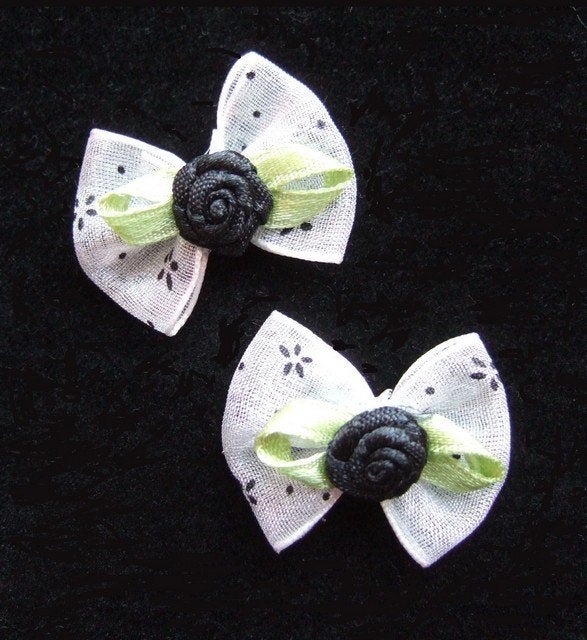 OPRUIMING ~ Schattig wit organza strikje met zwart roosje, -, -, Overige typen, Nieuw