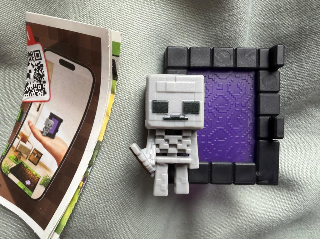 Minecraft kinder joy netherportal skeleton telefoon houder, Verzamelen, Poppetjes en Figuurtjes, Nieuw, Ophalen of Verzenden