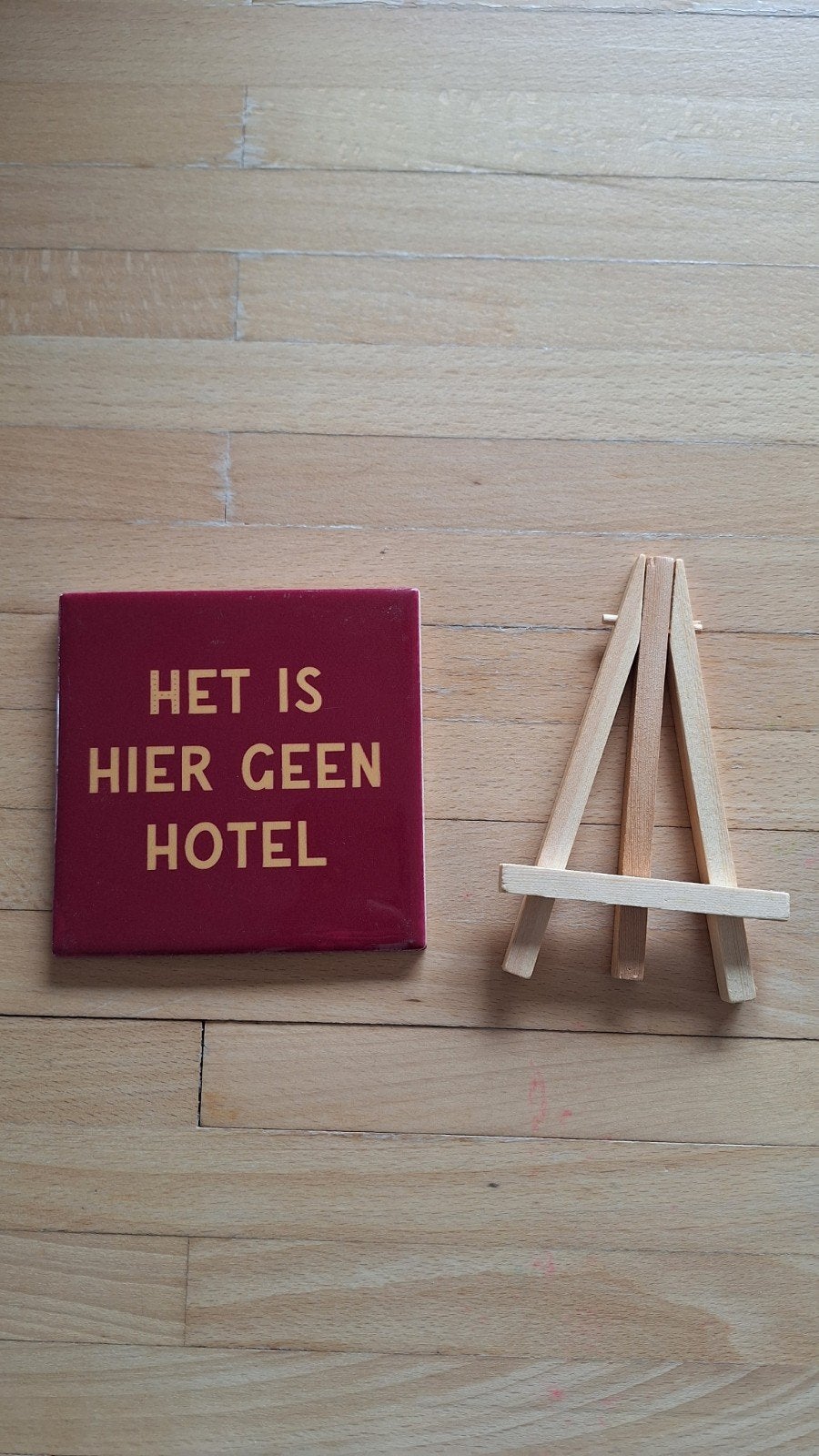 Tegel 'Het is hier geen hotel' met houten ezel, Ophalen of Verzenden, Rood, Steen/keramiek