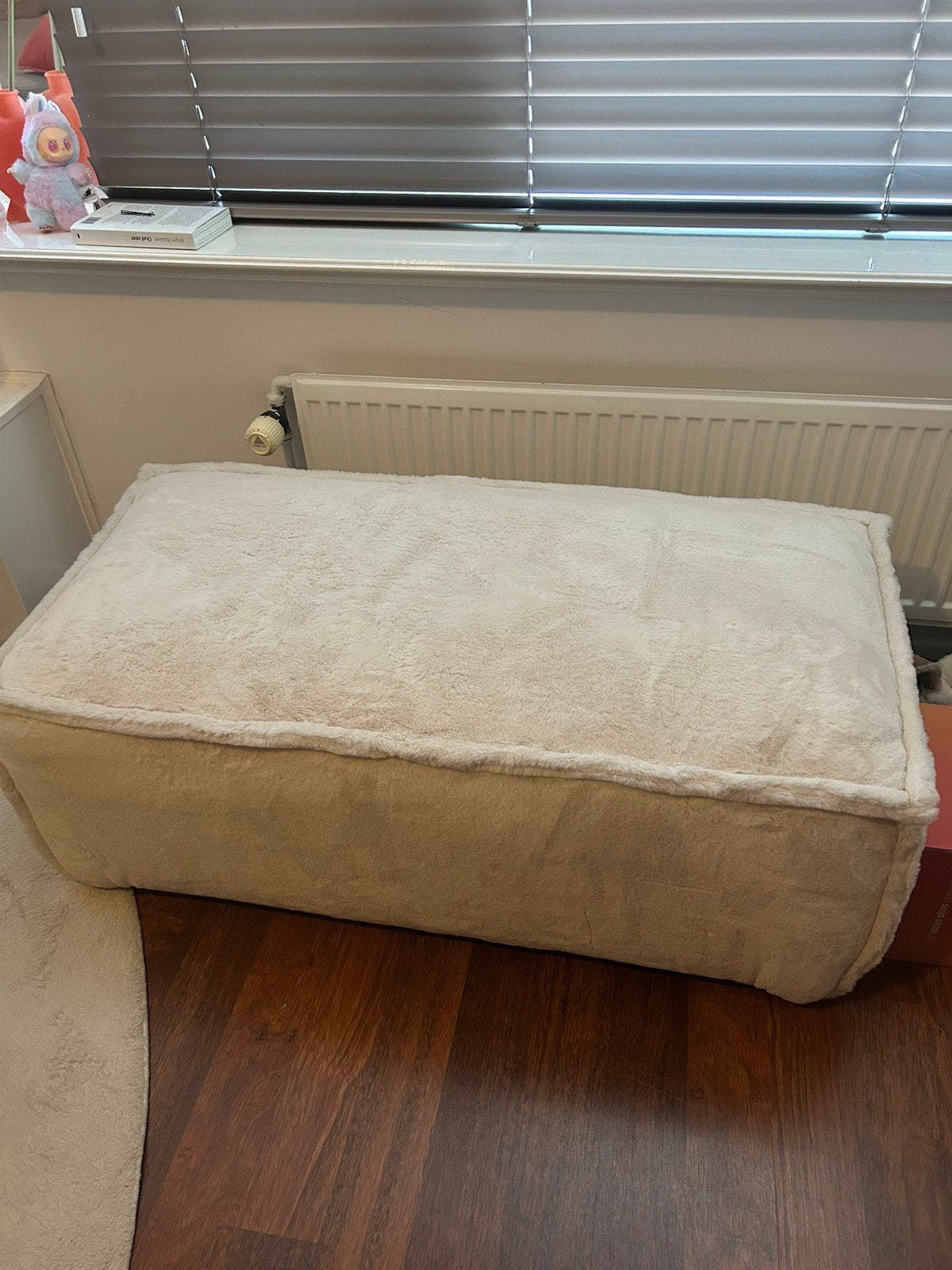HOCKER FLUFFY, Huis en Inrichting, Banken | Voetenbanken en Poefen, Ophalen, Zo goed als nieuw, Rechthoekig, Stof