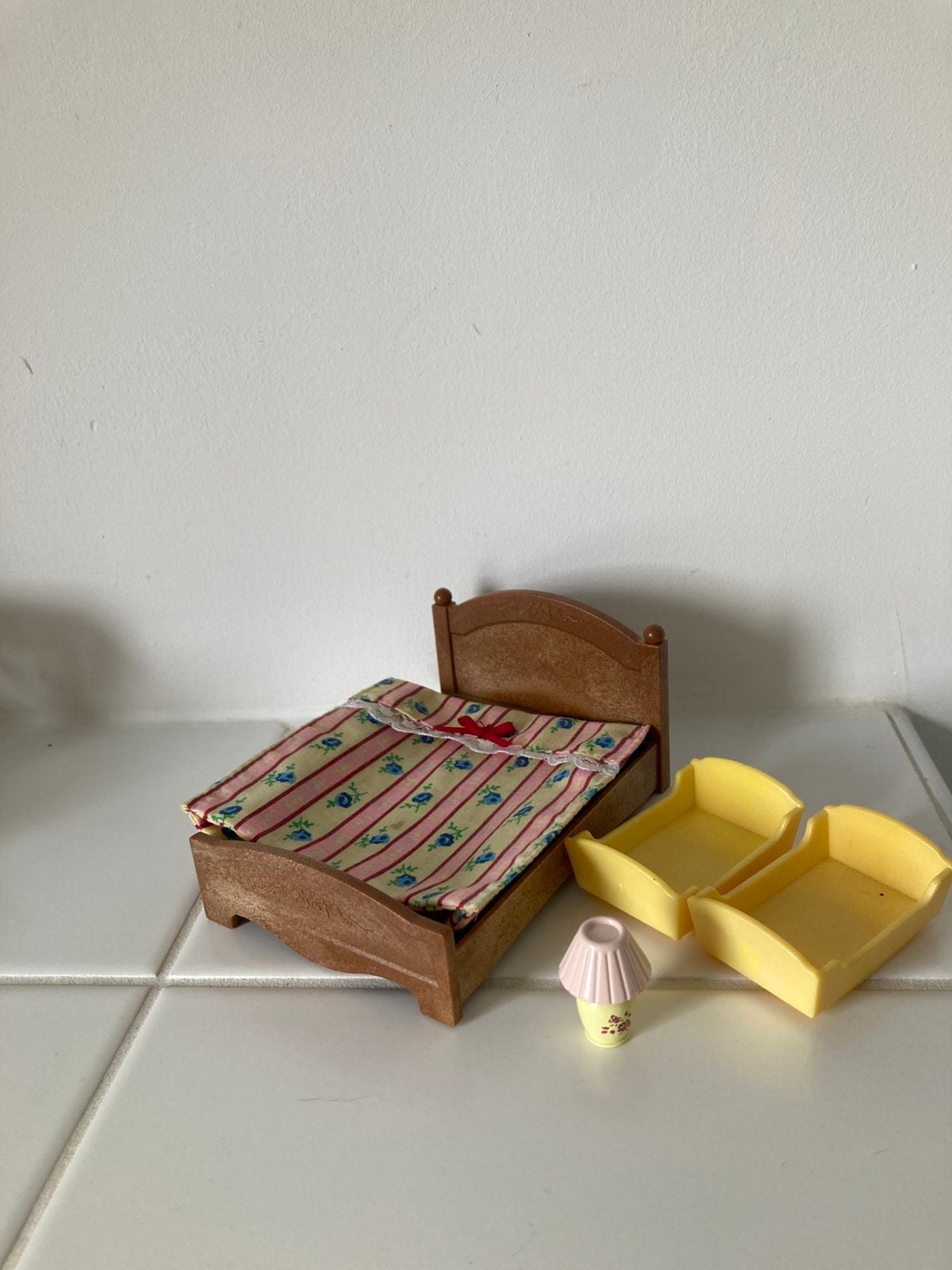 Sylvanian Families tweepersoonsbed babybed en nachtlampje, Verzamelen, Ophalen of Verzenden, Gebruikt