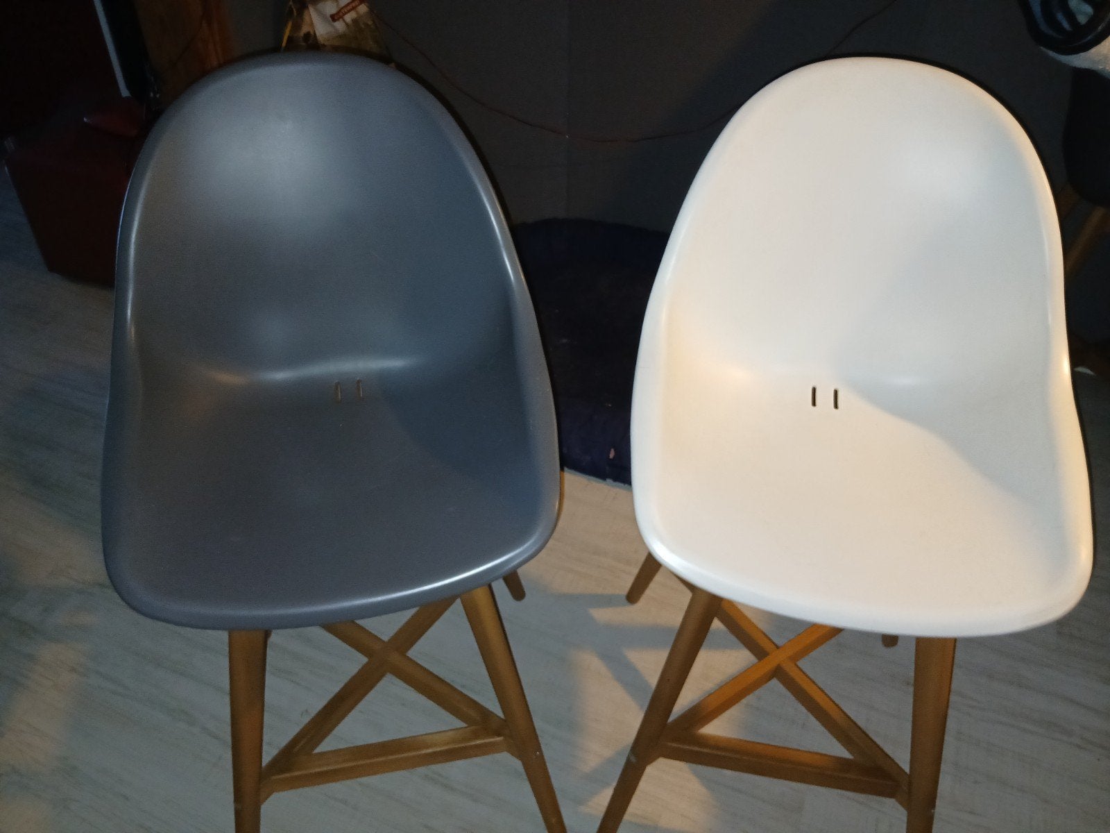 Set van 2 moderne stoelen: grijs en wit met houten poten, Gebruikt, Twee, Ophalen, Hout