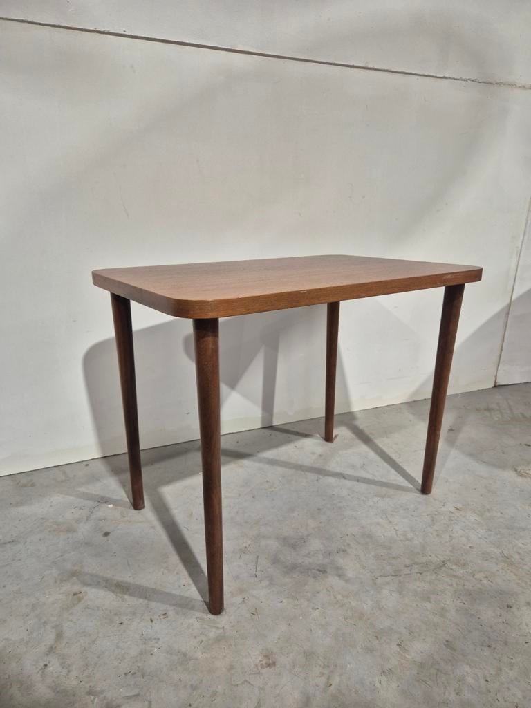 Vintage deens teak fineer tafeltje met conische poten., Ophalen of Verzenden