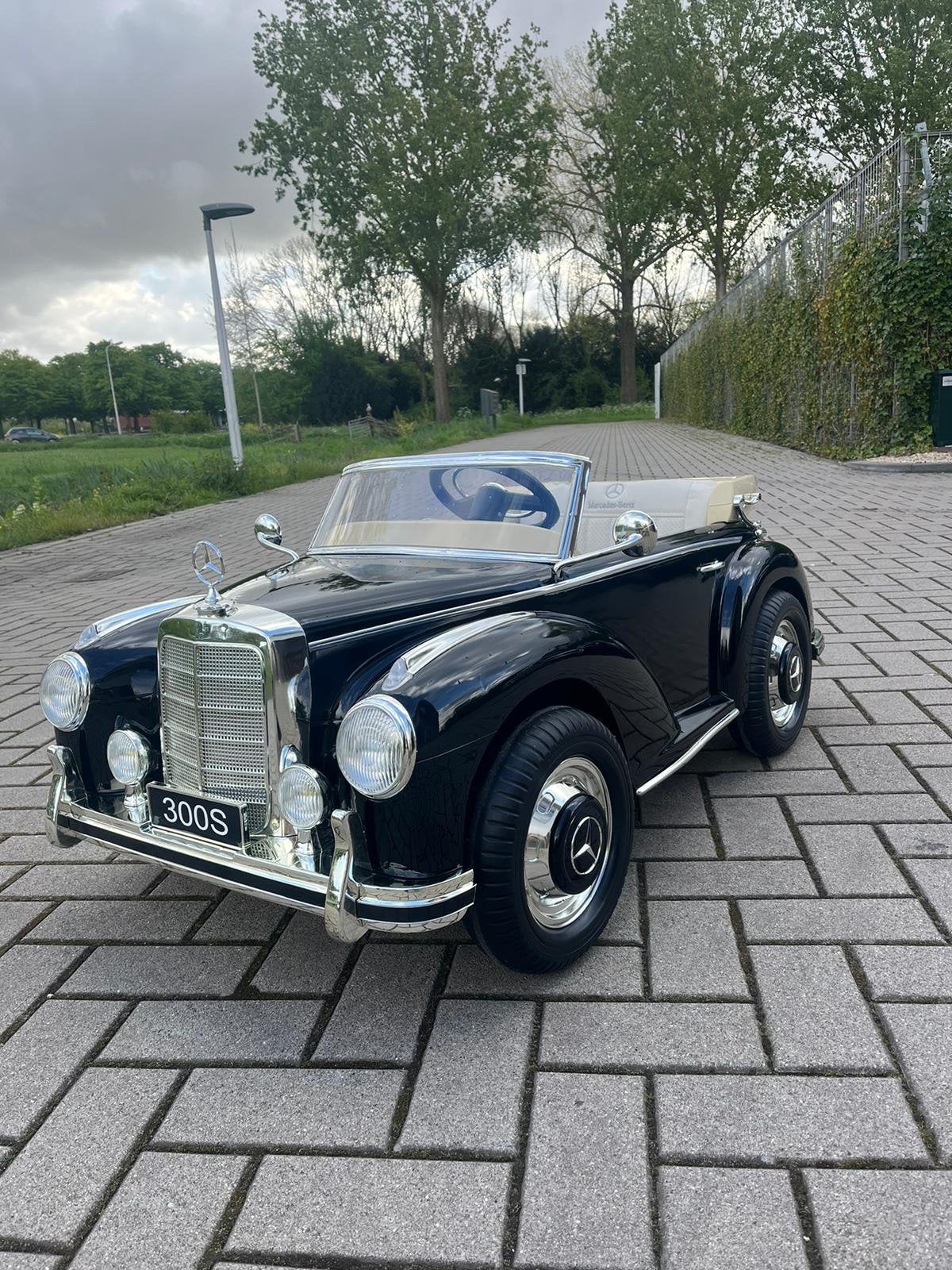 Te huur Elektrische kinderauto Mercedes-Benz 300S, Ophalen, Zo goed als nieuw, Geboorte of Huwelijk