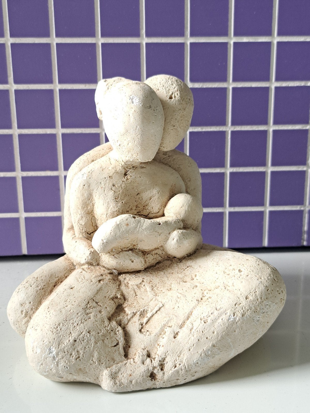 Wendela Bouwman "Family Life" sculptuur beeld ouders kind, Minder dan 20 cm, Handgemaakt, Ophalen of Verzenden, Steen of Keramiek