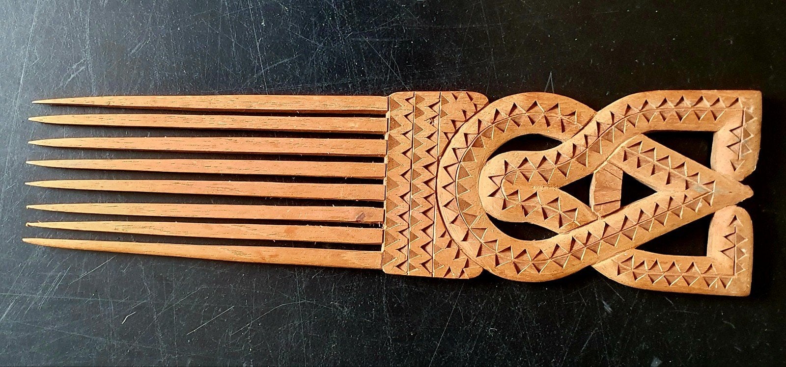 Traditionele, handgemaakte houten haarkam (pinti) Suriname, Antiek en Kunst, Hout, Gesneden, Ophalen of Verzenden, Houtsnijwerk
