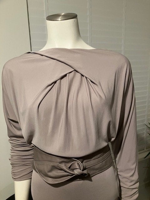 Stretch jurk van Karen Millen NIEUW MT L Taupe, Maat 42/44 (L), Nieuw, Ophalen of Verzenden, Boven de knie
